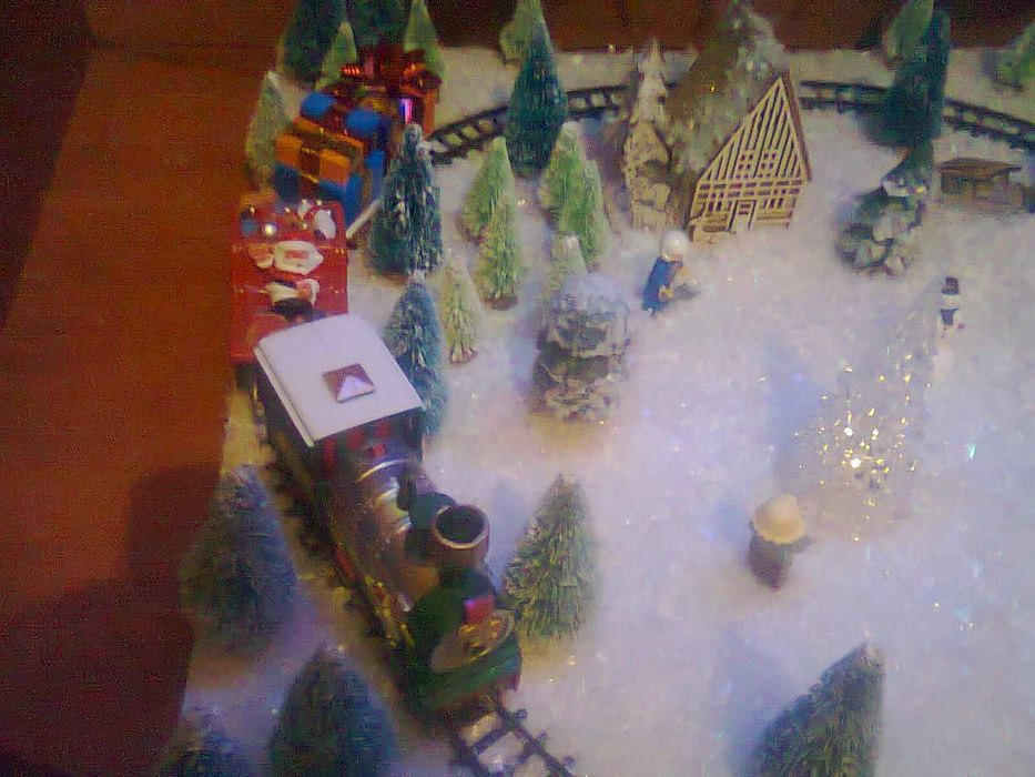 peisaj de iarna cu trenuletul lui Mos Craciun