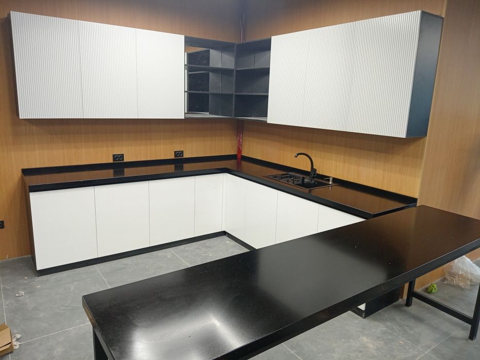 столлешница из искусственного кварцевого агломерата и акриловых камней