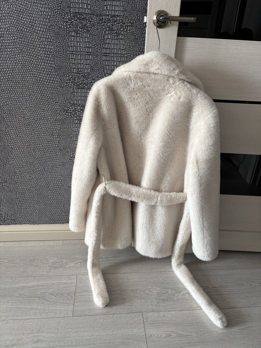 Продам шубу белую