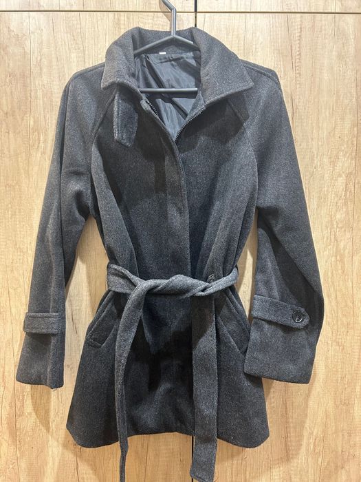 Тъмно сиво палто
