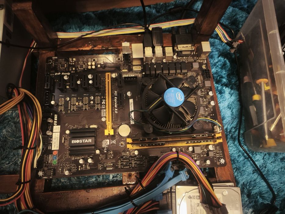 Kit Placă de bază Biostar TB250-BTC + Procesor Intel Pentium G4400 + Cooler