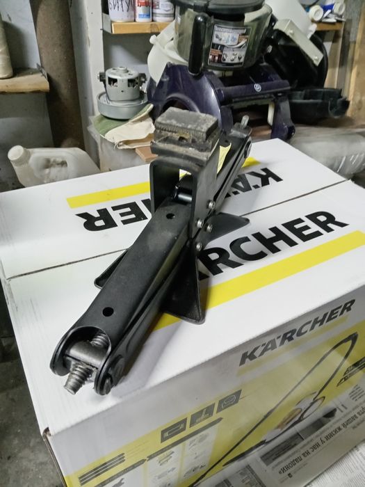 Домкрат универсальный 1 тон.