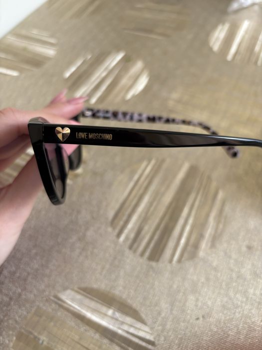 Слънчеви очила Moschino + калъф