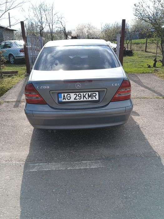 Vând Mercedes C200
