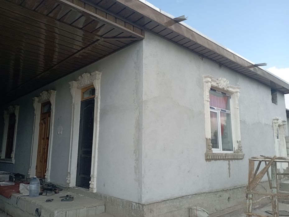 Navbahor tumani.Yangiqoʻrgʻon.6-soʻtikli uy sotiladi.atrofi oʻralgan.