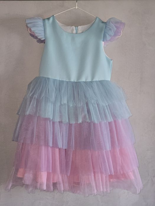 Продам 2 платья 140-146