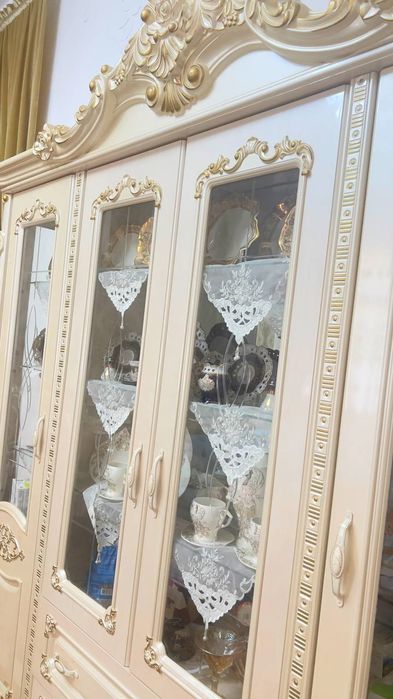 Vitrina stenka sotiladi