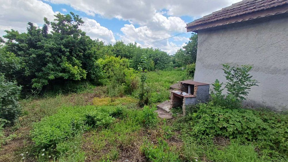 Продавам двор 1600 кв.м със стара къща, близо до Хуманитарна гимназия, гр Добрич