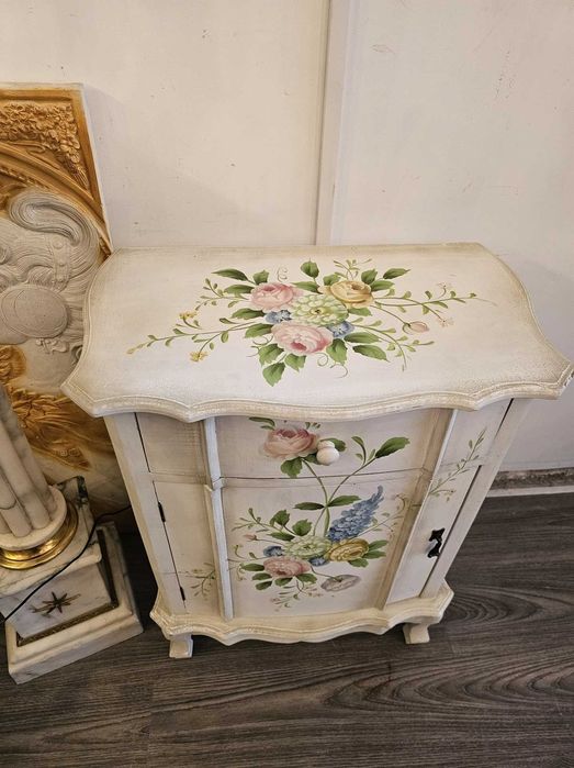 Comodă vintage pictată manual