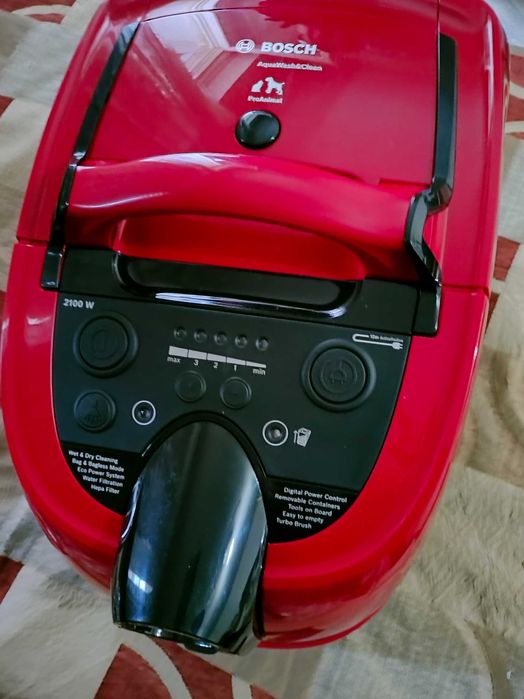 Продавам прахосмукачка Bosch BWD421PET