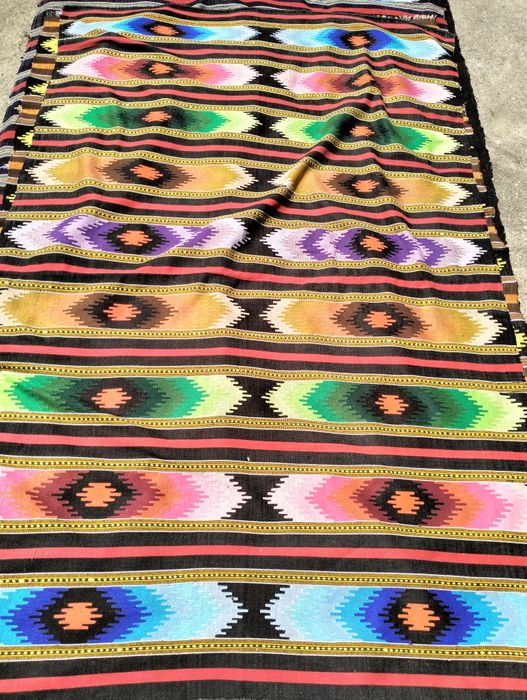 Covoare din lana si penea, țesute de mana