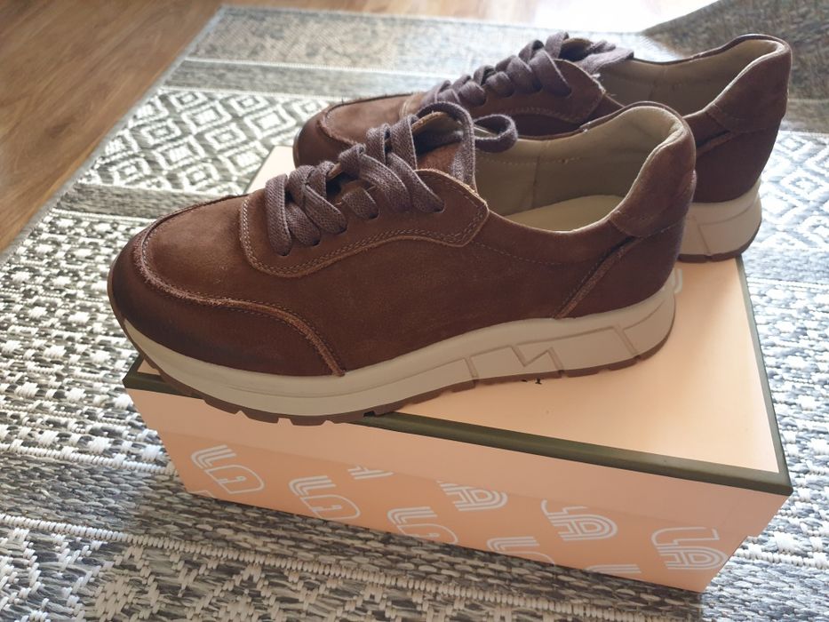 Женские кроссовки