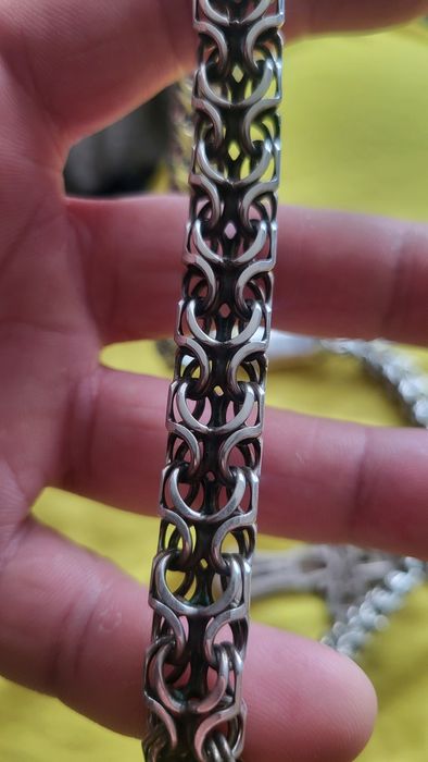 Цепочка и крест.