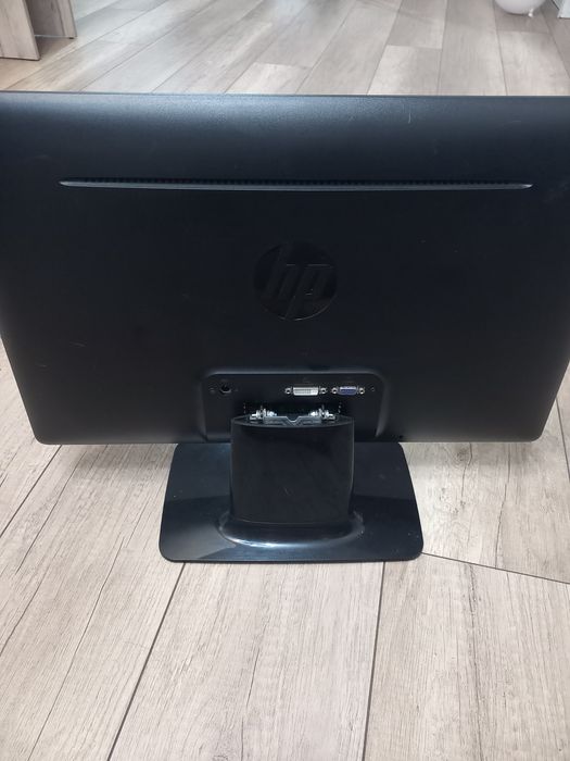 Монитор HP в хорошем состоянии.