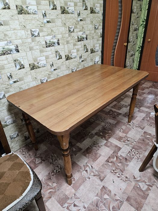 Стол для кухни, или в зал