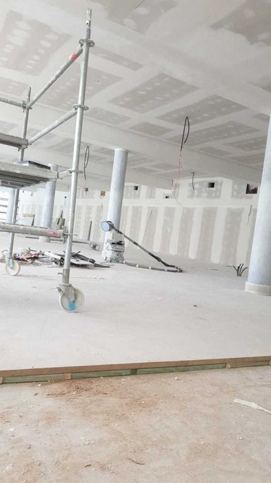 Executam constructi la rosu