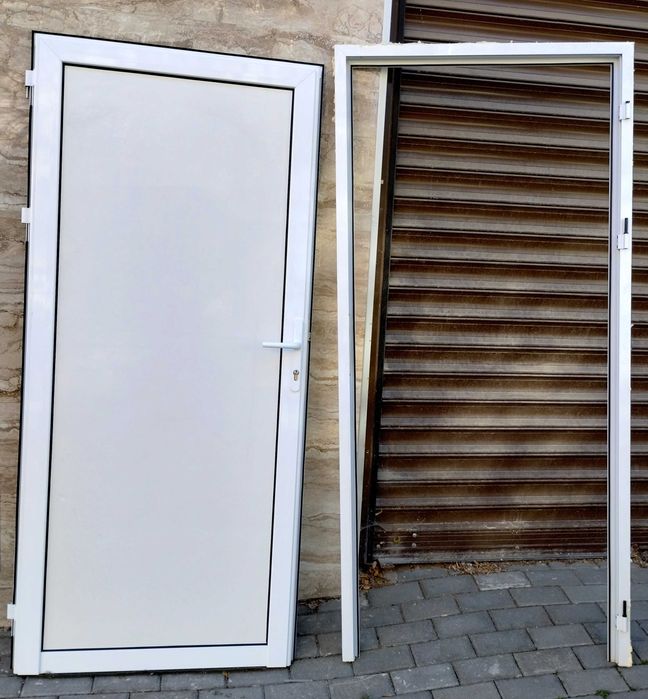 Продавам алуминиева интериорна врата 93см на 195см.