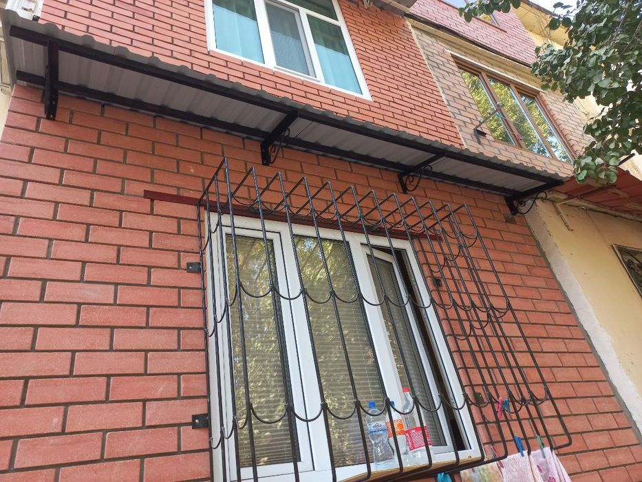 Установка козырьков над  окнами быстро и качественно.