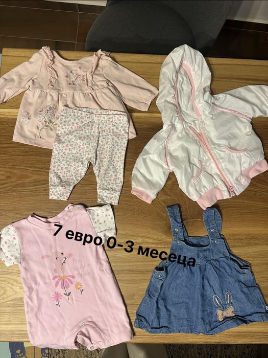 Продавач бебешки лот от дрехи.