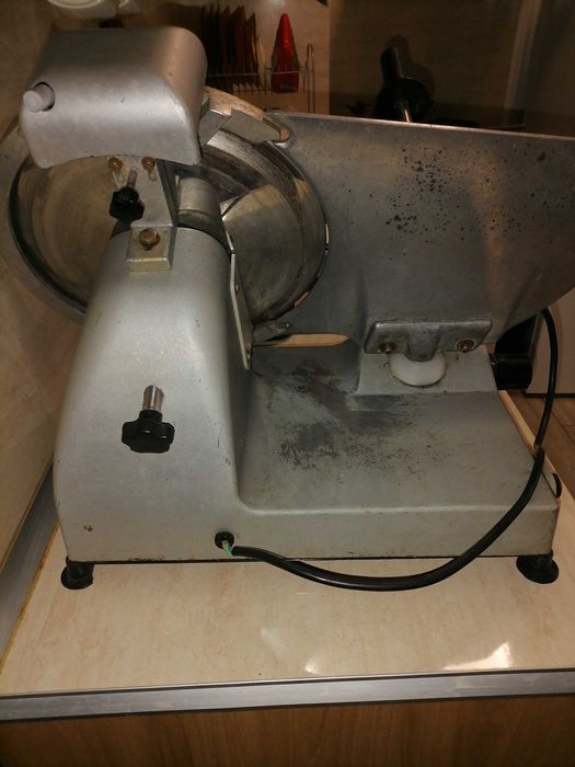 Продавам професионална слайс машина, включваща заточващо устройство