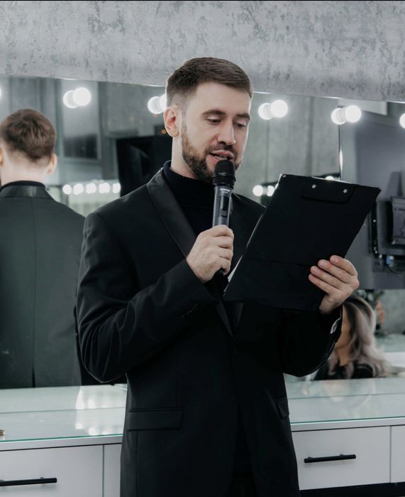 Ведущий мероприятий / тамада.