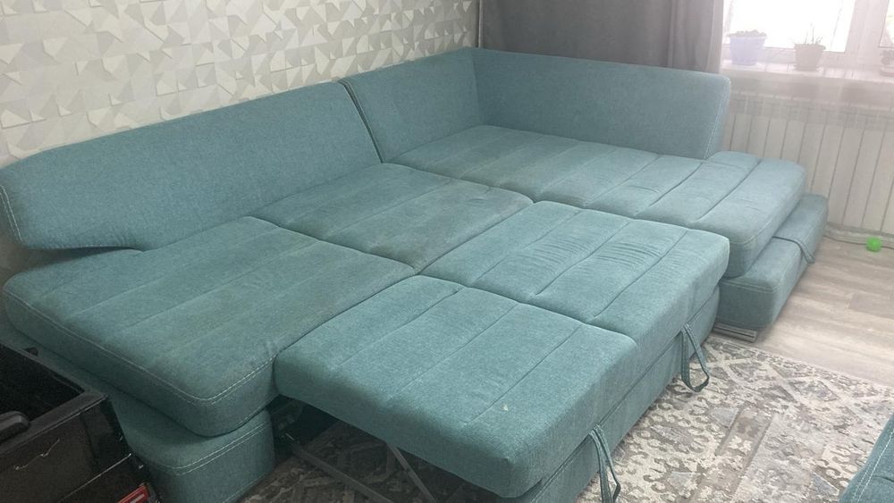 Диван угловой с подушками