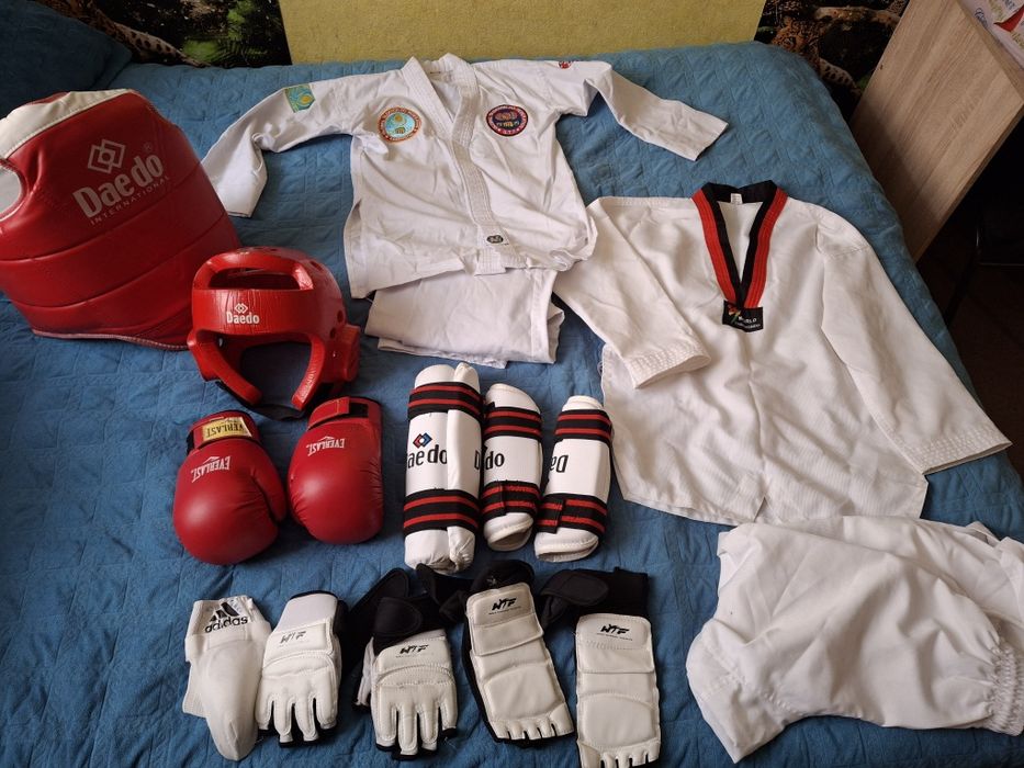 Кимоно, шлем, перчатки все для тхэквандо
