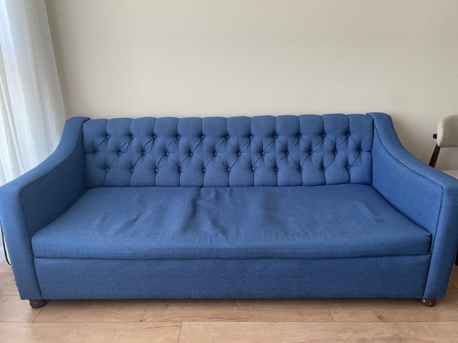 Диван синий с заклепками