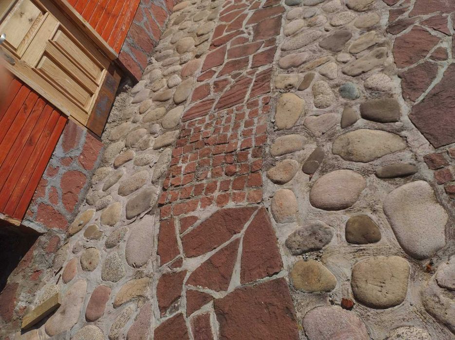 Продавам УПИ с  4 масивни къщи  и 3 постройки в с.Славщица до ЛОВЕЧ