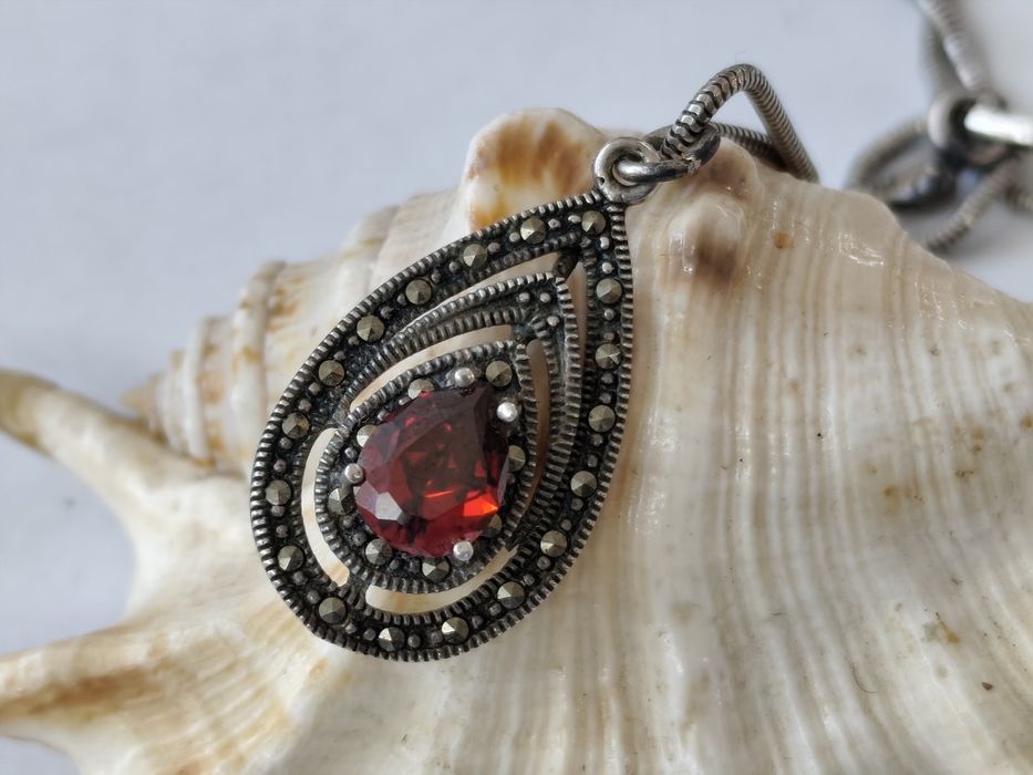 Сребърно колие с медальон с рубин