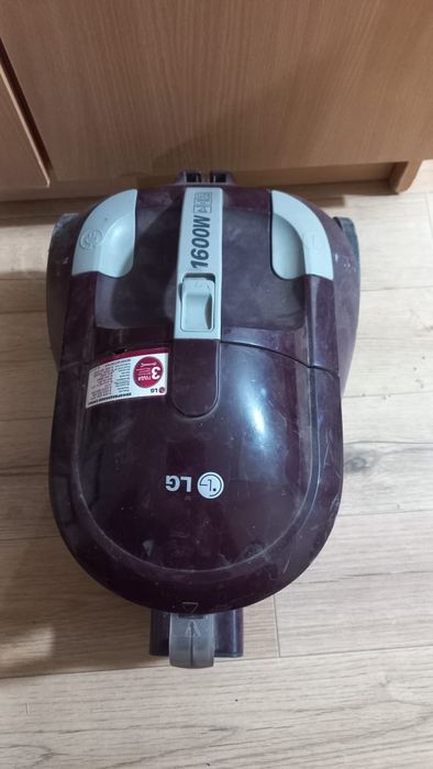 Продам Пылесос Рабочий но слабо тянет, на запчасти