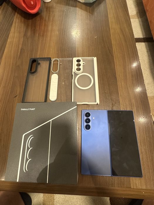Продавам Samsung Galaxy Z fold 7 512 GB 2 години гаранция. Закупен на 6.03.2026г.