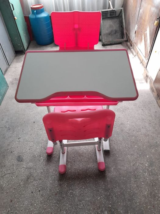 Vând  măsuță cu scaun pt fetite cu multe funcții plus reglaje pe înălț