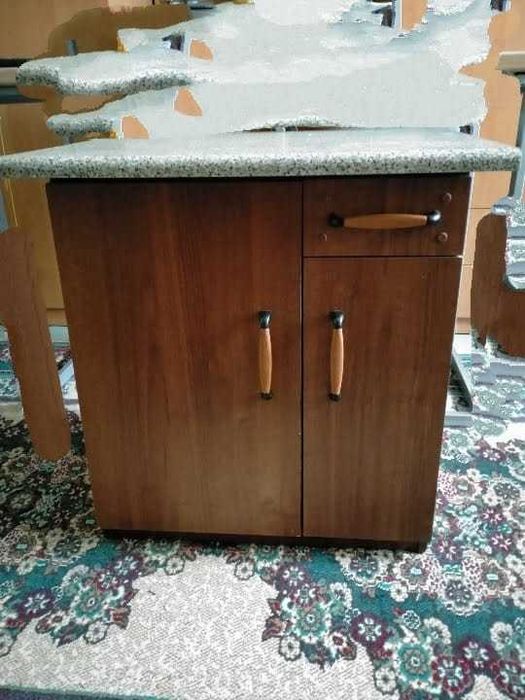 Кухонный напольный стол