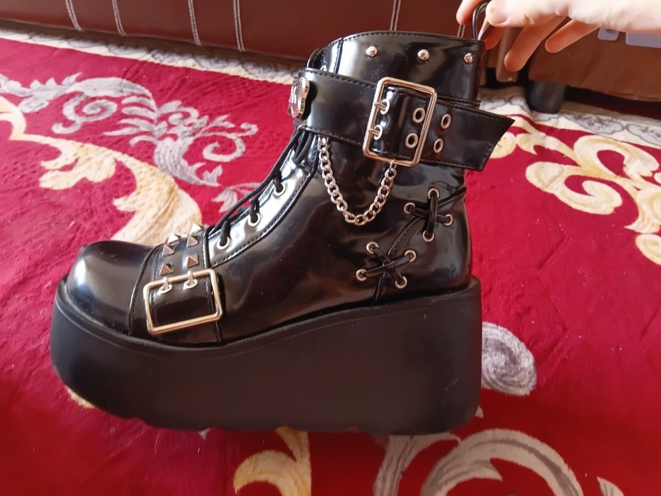 продам ботинки в готический стиле