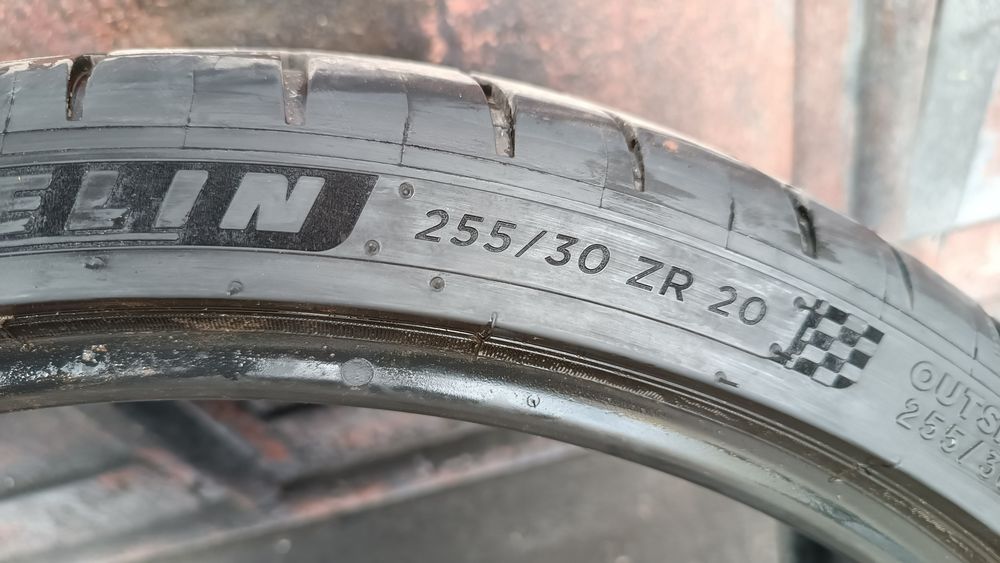 255/30/20 Michelin