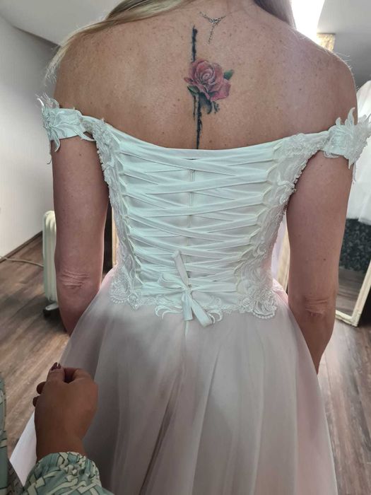 Vand rochie mireasa noua