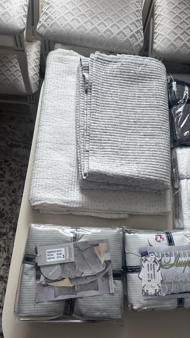 Разные товары для диван и одежда