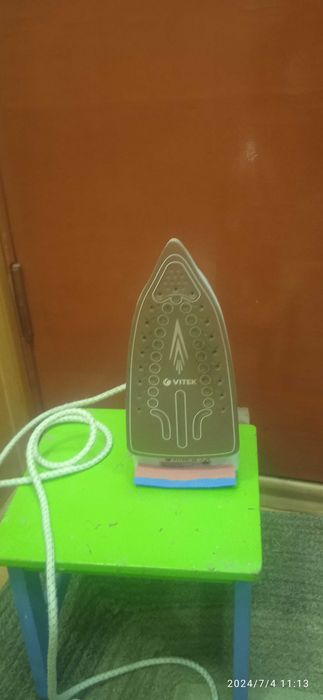 Утюг Vitek 2200W.