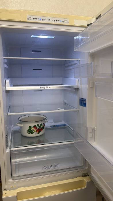 Продам холодильник,Стол