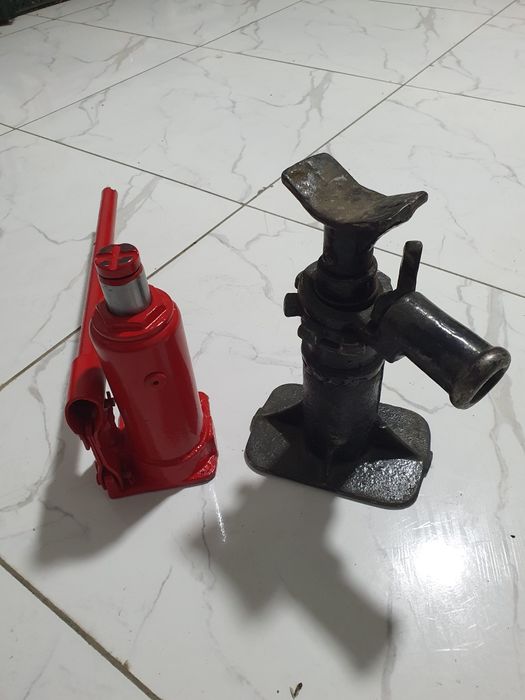 Домкрат 2шт рабочие