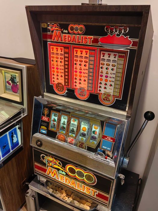 Vând slot machine Bally MEDALIST