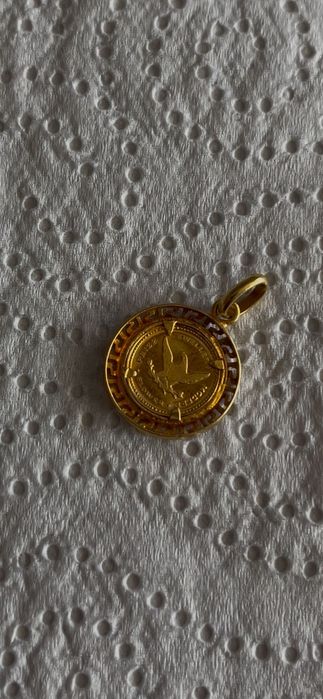 Monede aur in medalion Versace