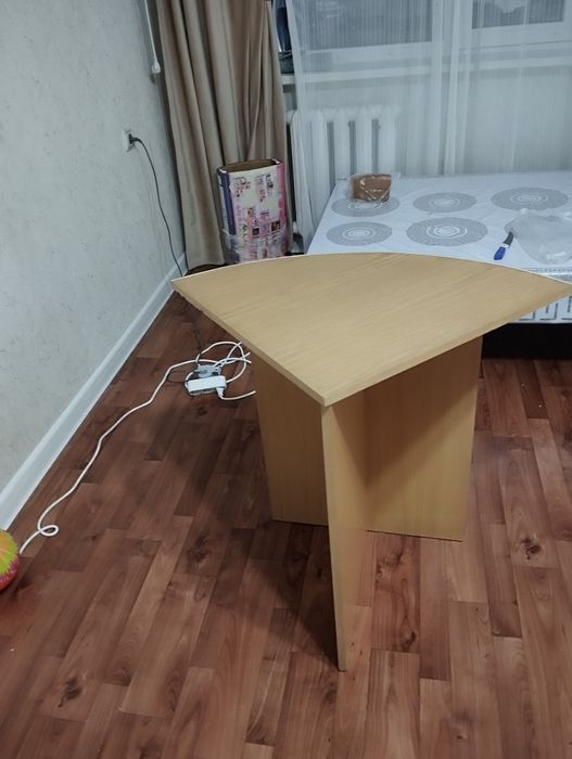 Трёхугловой стол