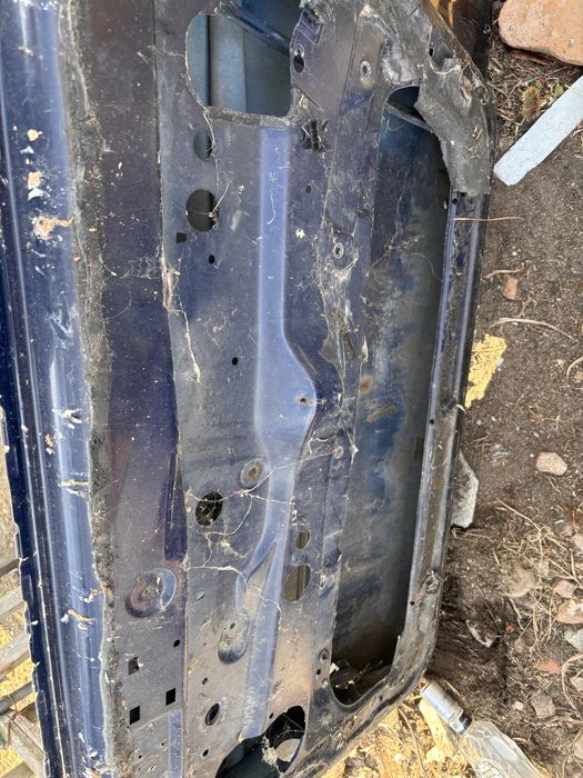 Продам  двери на правую сторону пассат б4