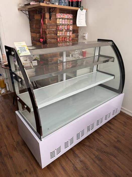 Две витрины холодильные