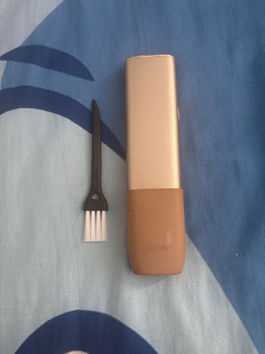 Iqos Iluma one bej  cu periuta si instrument de curatare iqos