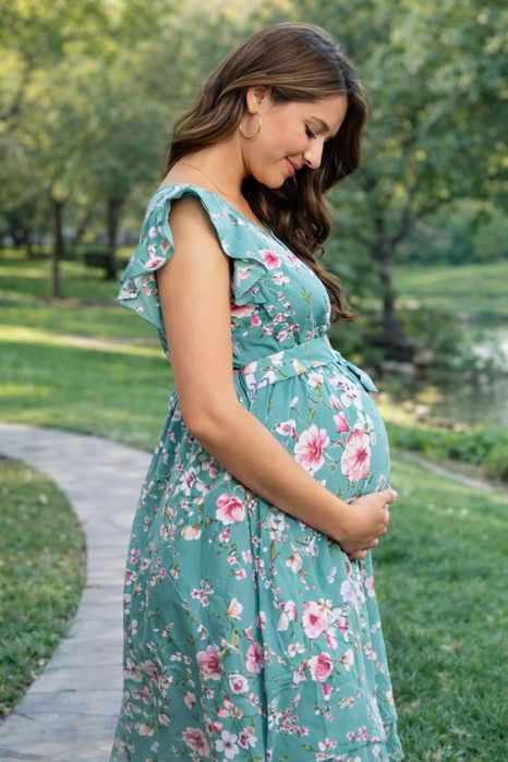 Нежна тюркоазна рокля за бременни с флорален мотив