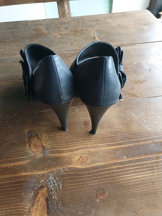 Vand pantofi cu toc inalt