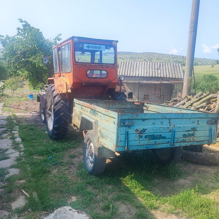 Vând tractor U650 în stare de funcționare,plug,disc, remorcă